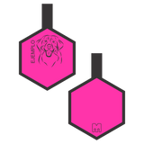 Placa de identificacion para mascotas rosada con ilustracion personalizada en forma de hexagono.