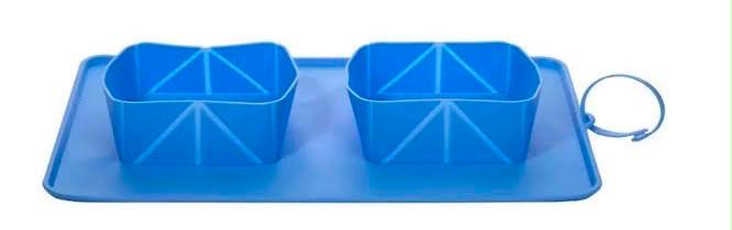 Comedero portátil para perros de silicona con dos recipientes para agua y alimento. Ideal para viajes, paseos y aventuras con tu mascota.